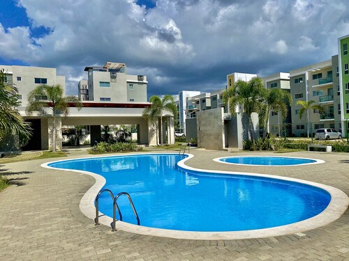 New 3 BR/2BA Apartment with A/C, wifi and pool!