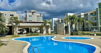 New 3 BR/2BA Apartment with A/C, wifi and pool!