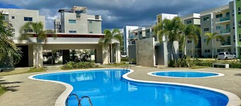 New 3 BR/2BA Apartment with A/C, wifi and pool!