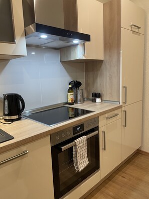 Refrigerador, microondas, horno y parrilla de estufa 