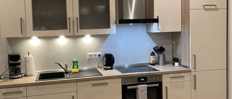 Geladeira, micro-ondas, fogão, cooktop