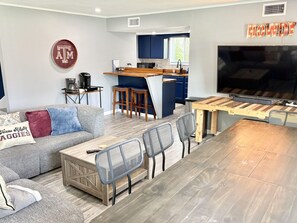 Smart TV, fireplace, video games - Gig`em on Glade-Spacious 5BR Home w/ Huge Backyard near TAMU (College Station)