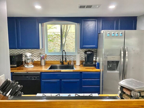 Geladeira, micro-ondas, fogão, cooktop