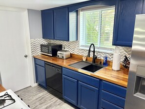 Jääkaappi, mikroaaltouuni, uuni, liesi