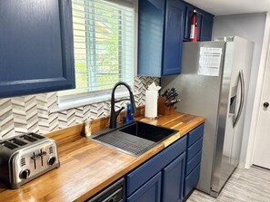 ثلاجة، ميكروويف، فرن، موقد طهي مسطح