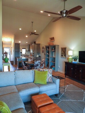 Smart TV, chimenea y libros 