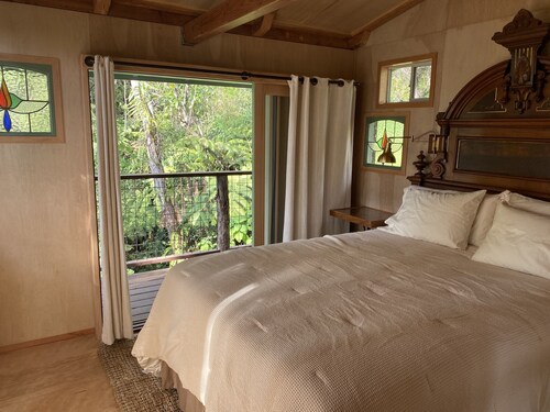 Cabin Treehouse in the Hawaiian Cloud Forest