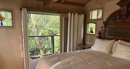 Cabin Treehouse in the Hawaiian Cloud Forest