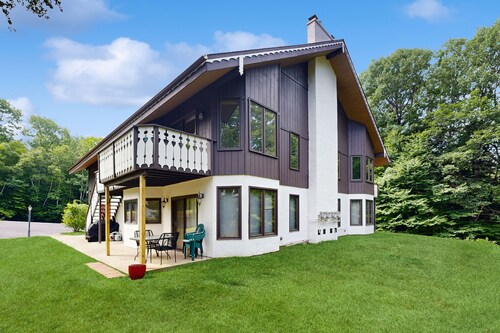 Dog-Friendly Condo with Patio, Full Kitchen, W/D, & Free WiFi