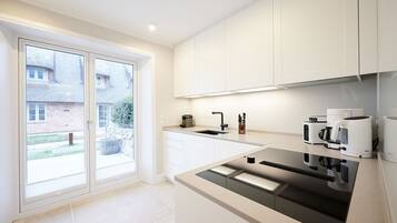 Refrigerador, microondas, horno, placa de cocina