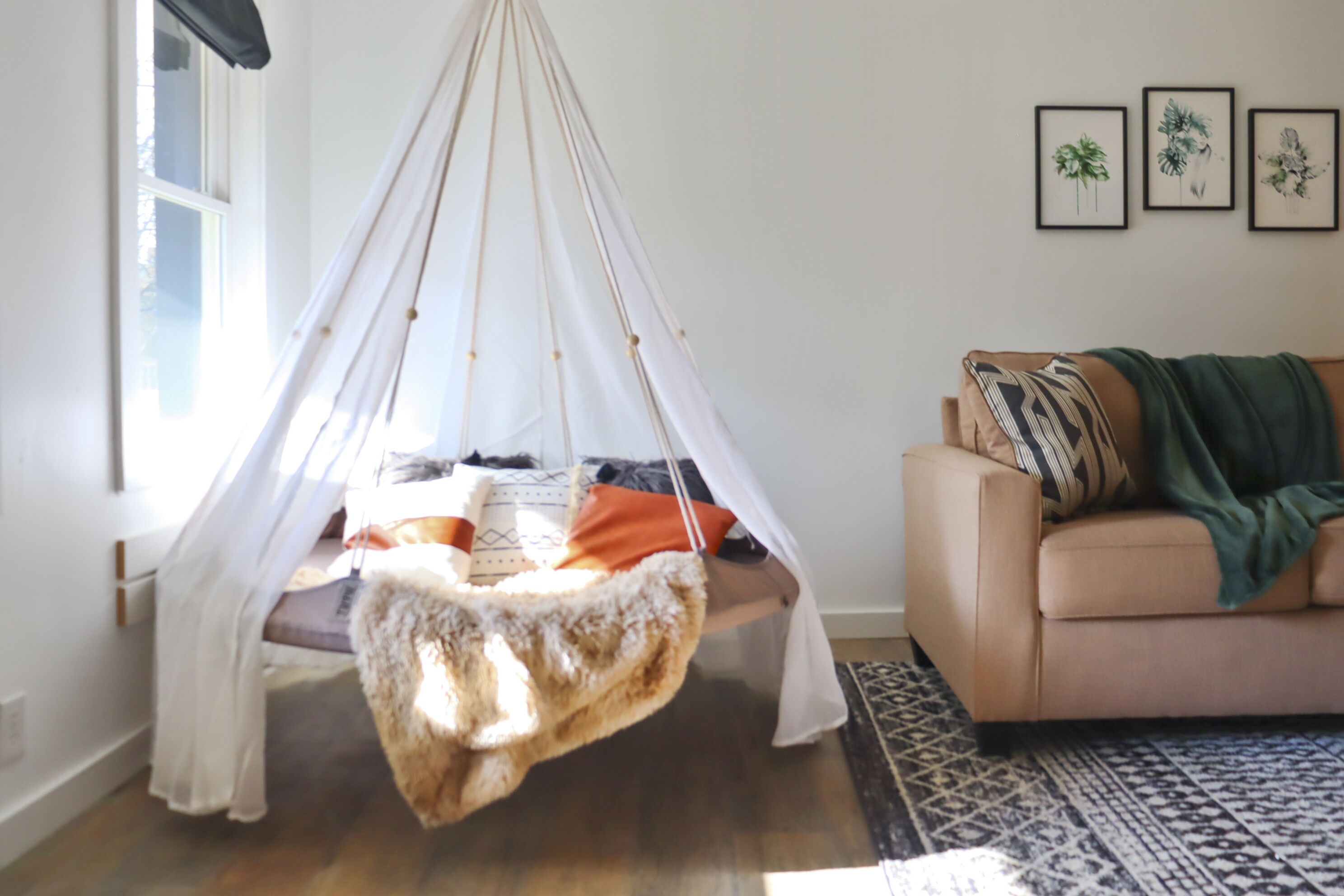 Een smart-tv, een computerscherm en een printer