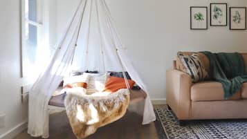 Een smart-tv, een computerscherm en een printer