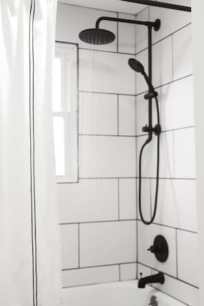 Combined shower/bathtub, hair dryer, towels, soap - City Oasis - Historic Blackrock- Pets and Parking (Buffalo)