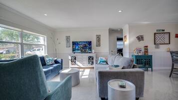 Smart-TV, Kamin, Videospiele, Bücher