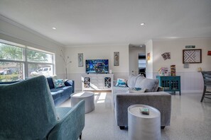 Smart TV, fireplace, video games, books - 50’ of Dock for your boats. Hot tub, Boatlift, walk 2 restaurants Xtra parking. (Matlacha)