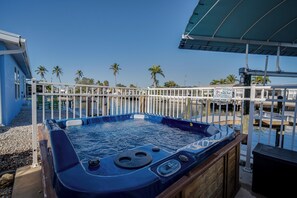 Outdoor spa tub - 50’ of Dock for your boats. Hot tub, Boatlift, walk 2 restaurants Xtra parking. (Matlacha)