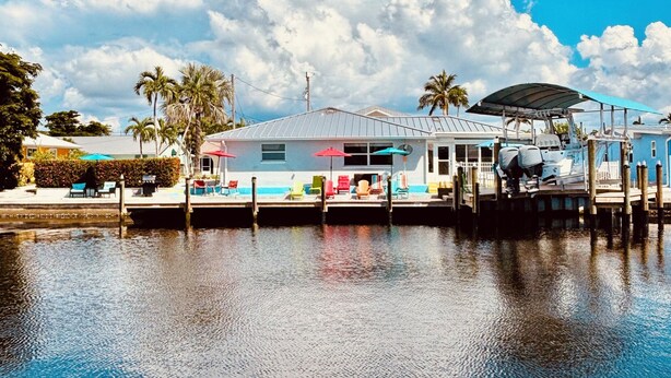 Marina - 50’ of Dock for your boats. Hot tub, Boatlift, walk 2 restaurants Xtra parking.  (Matlacha)
