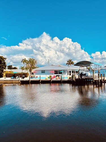 50’ of Dock for your boats. Hot tub, Boatlift, walk 2 restaurants Xtra parking. 