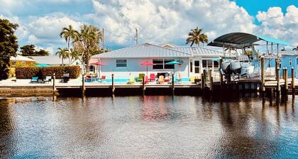 50’ of Dock for your boats. Hot tub, Boatlift, walk 2 restaurants Xtra parking.