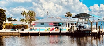 50’ of Dock for your boats. Hot tub, Boatlift, walk 2 restaurants Xtra parking.