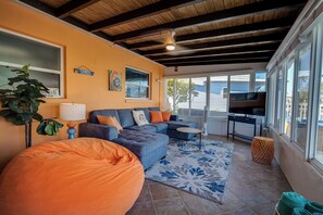 Smart TV, fireplace, video games, books - 50’ of Dock for your boats. Hot tub, Boatlift, walk 2 restaurants Xtra parking. (Matlacha)