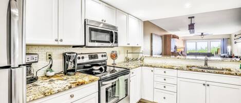 Refrigerador, microondas, horno y parrilla de estufa