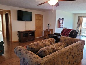 Smart TV, libros y monitor de computadora 