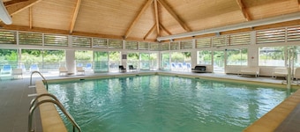 Joli appartement dans une maison de vacances avec piscine, internet, TV, terrasse, animaux admis