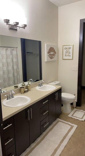 Combined shower/bathtub