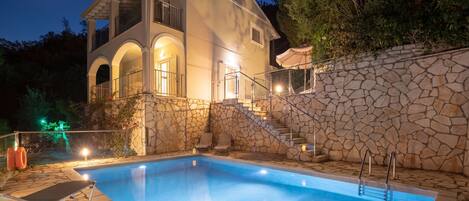 Een verwarmd zwembad