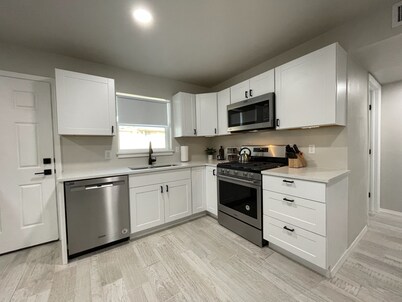 Holiday Ready Cozy Home 3BR/2BA near shopping hospitals and more