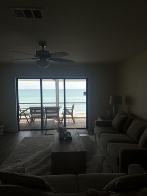 Smart TV, libros, estéreo y monitor de computadora 