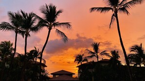 A resort with palm trees and a sunset view. - LUANA MOANA SIGNATURE OCEANFRONT MAUI-Ocean&Haleakala Views-FreeWiFi-A/C-Romance (Wailuku)