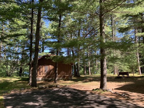 Two Lake Cabins and five bedrooms with wifi kayak, swim and fish