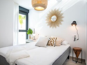 3 bedrooms, desk, internet
