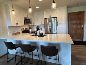 Kylskåp, mikrovågsugn, ugn och spishäll