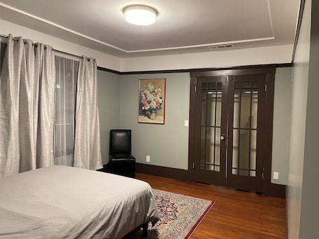 3 bedrooms, WiFi, bed sheets. Spacious 1-bedroom in Oakland with AC