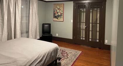 Spacious 1-bedroom in Oakland with AC