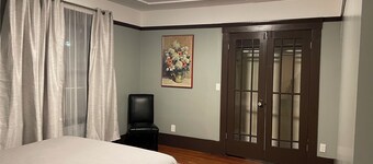 Spacious 1-bedroom in Oakland with AC