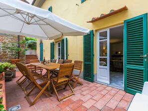 Outdoor dining - Lovely apartment in villa for 10 guests with private pool, WIFI, TV, patio and pets allowed (Monsummano Terme)