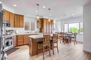 Refrigerador, microondas, horno y parrilla de estufa 