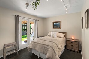 5 bedrooms, iron/ironing board, free WiFi, bed sheets