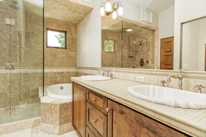 Combined shower/tub, jetted tub, hair dryer, towels