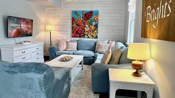 TV connectée, cheminée, livres