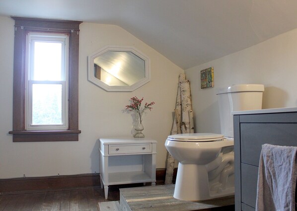 Badewanne, Haartrockner, Handtücher