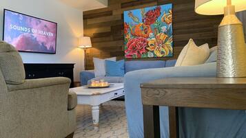 智能电视、壁炉、书