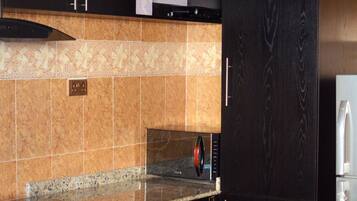 Frigorifero, microonde, forno, piano cottura