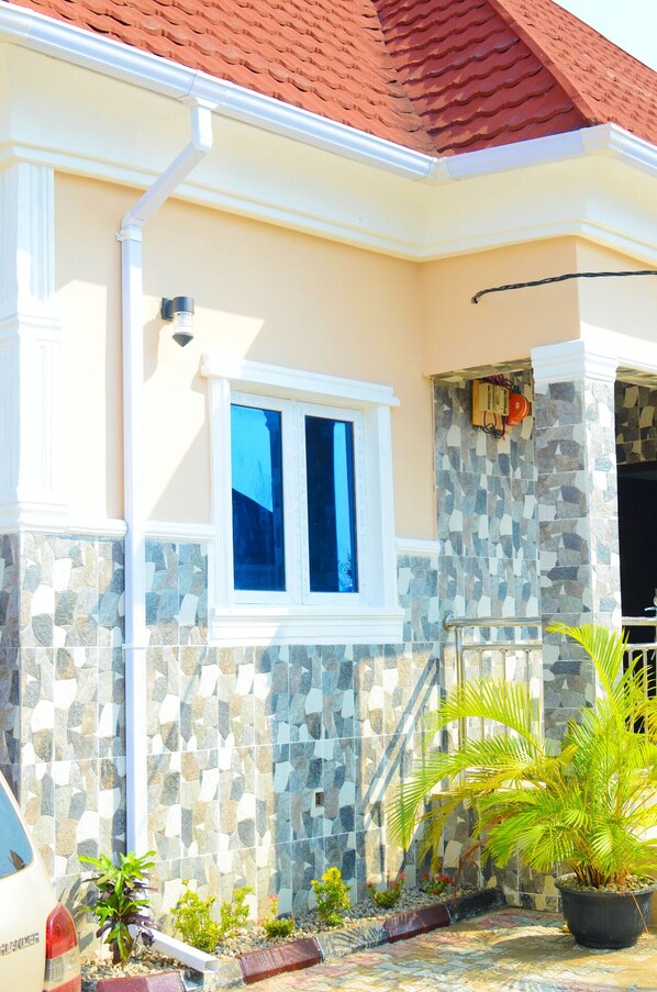 Exterior detail - Luxury Newly Built and Gated Vacation Rental w/ Security--close to Abuja Airport (Abuja)