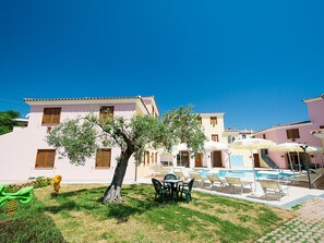 Outdoor dining - Beautiful apartment for 6 guests with A/C, pool, WIFI, terrace and pets allowed (Orosei)