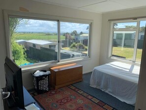 4 bedrooms, bed sheets